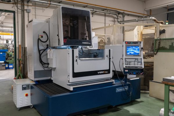 Reparto di Produzione e Macchine Utensili - Elettroerosione a filo 1